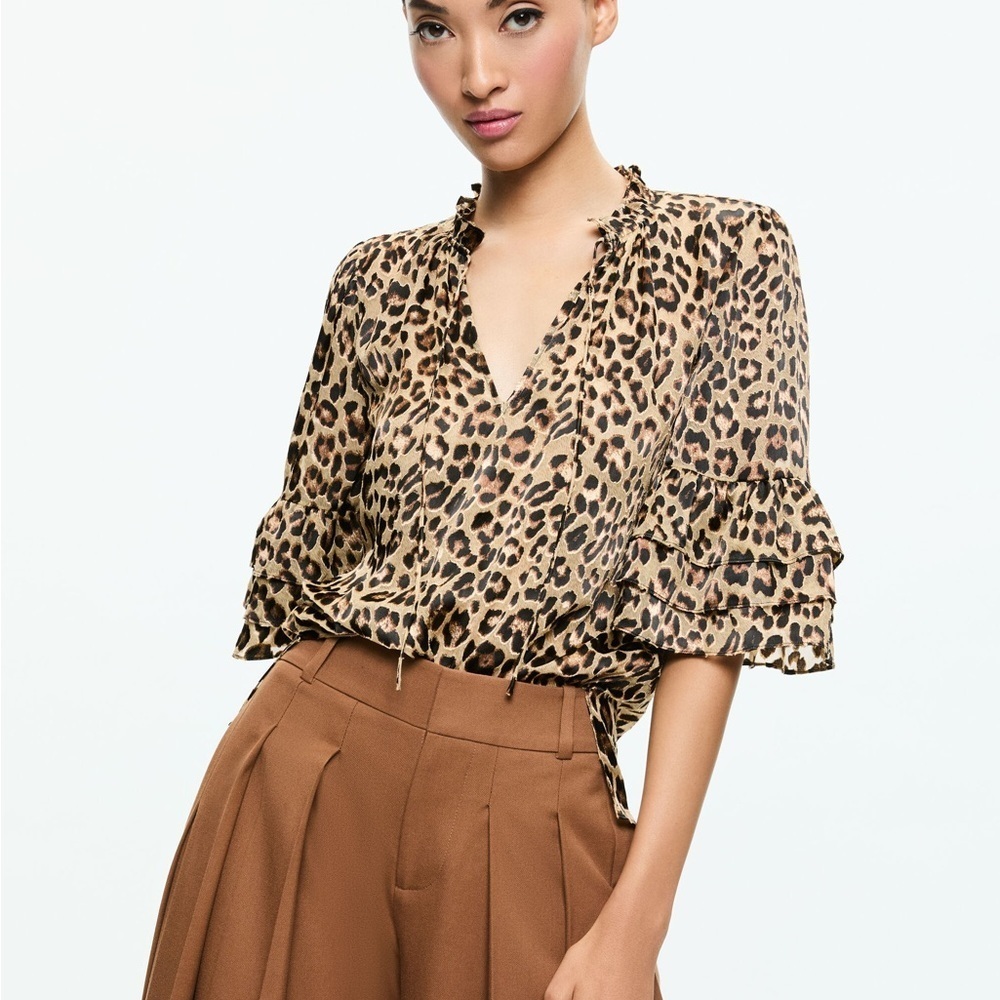 NWT Alice + Olivia JULIUS TOP leopard print blouse button top